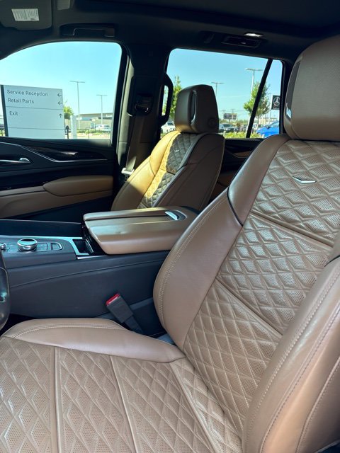 Used 2021 Cadillac Escalade Premium Luxury AWD/4WD image 3