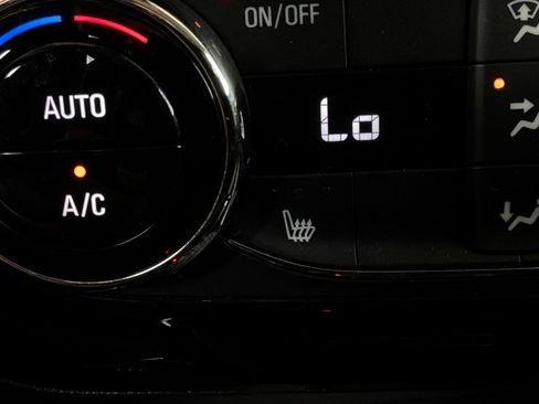 Used 2025 Chevrolet Trax LT w/ LT Convenience Package FWD image 30