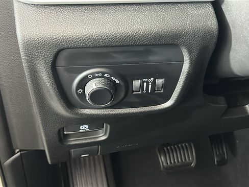 Used 2023 Jeep Grand Cherokee Laredo AWD/4WD image 22