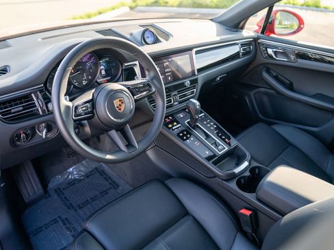 Certified 2022 Porsche Macan AWD/4WD image 4