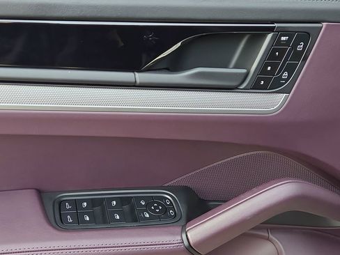 Certified 2025 Porsche Cayenne image 7