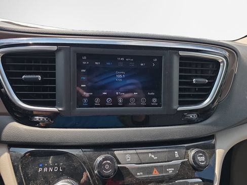 Used 2018 Chrysler Pacifica Touring-L FWD image 21