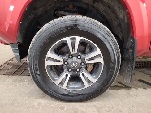 Used 2018 Toyota Tacoma TRD Sport image 4