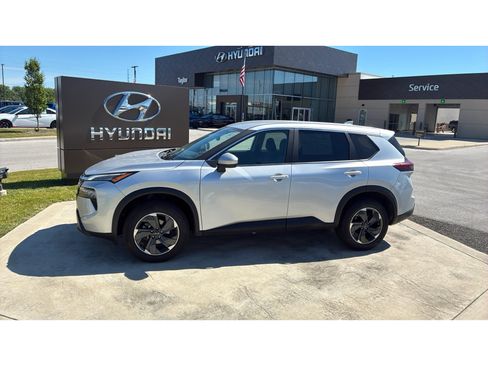 Used 2025 Nissan Rogue SV AWD/4WD image 2