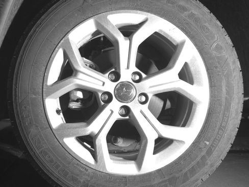 Used 2025 Jeep Compass Latitude AWD/4WD image 14