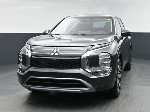 New 2026 Mitsubishi Outlander LE image 1