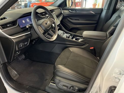 New 2025 Jeep Grand Cherokee Altitude image 8