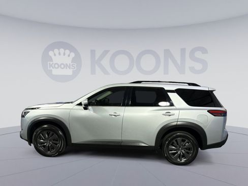 Used 2022 Nissan Pathfinder SV AWD/4WD image 2