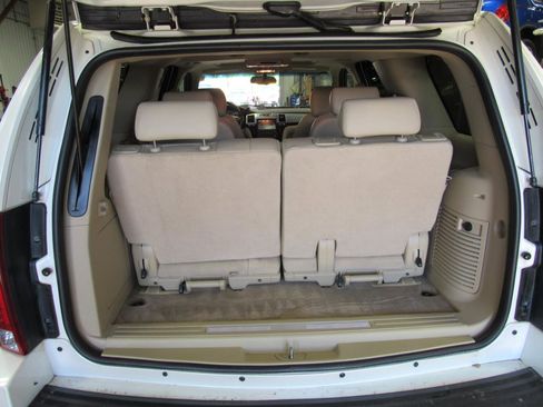 Used 2010 Cadillac Escalade Luxury AWD/4WD image 32