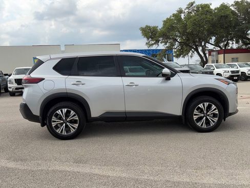 Used 2022 Nissan Rogue SV FWD image 4