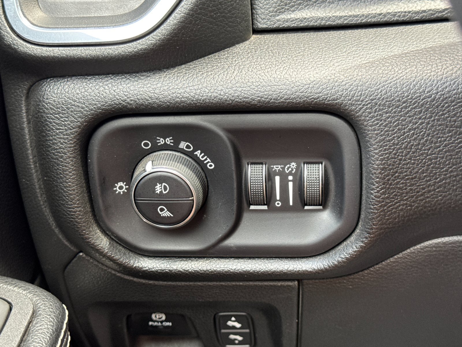 Used 2025 RAM 1500 Laramie AWD/4WD image 32