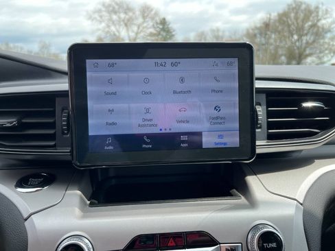 Used 2023 Ford Explorer XLT AWD/4WD image 30