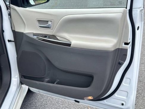 Used 2017 Toyota Sienna XLE FWD image 8