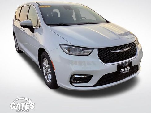Used 2023 Chrysler Pacifica Touring-L FWD image 1