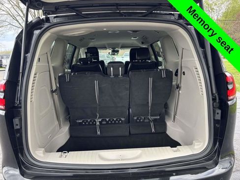 Used 2022 Chrysler Pacifica Touring-L w/ Uconnect Theater Family Group FWD image 39