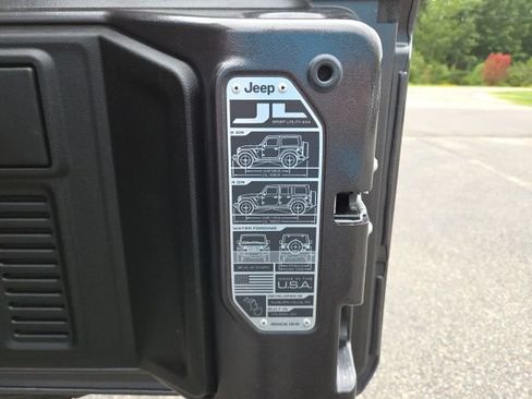 Used 2020 Jeep Wrangler Unlimited Sahara w/ Dual Top Group AWD/4WD image 40