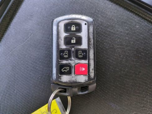 Used 2017 Toyota Sienna Limited Premium FWD image 29