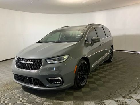 Used 2022 Chrysler Pacifica Touring-L FWD image 3