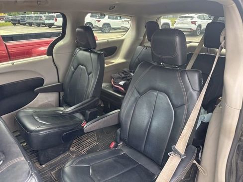 Used 2019 Chrysler Pacifica Touring-L FWD image 9
