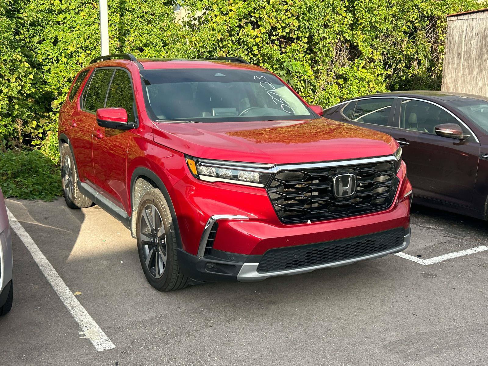 Used 2025 Honda Pilot Touring image 1