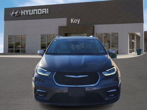 Used 2021 Chrysler Pacifica Limited w/ Uconnect Theater Family Group image 8