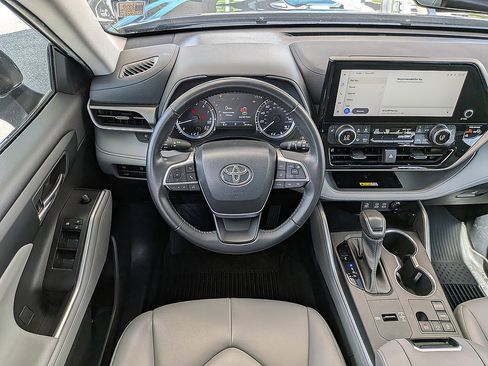 Used 2023 Toyota Highlander XLE FWD image 15