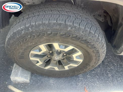 Used 2022 Toyota Tacoma TRD Off-Road w/ TRD Premium Off Road Package AWD/4WD image 15