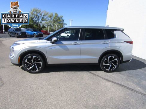 Used 2023 Mitsubishi Outlander SE image 2