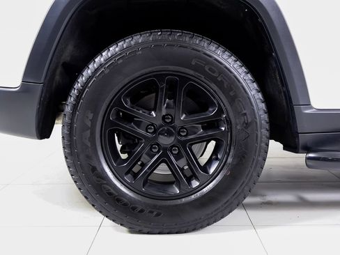 Used 2023 Jeep Grand Cherokee Laredo AWD/4WD image 21