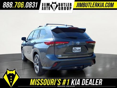 Used 2021 Toyota Highlander XLE AWD/4WD image 4