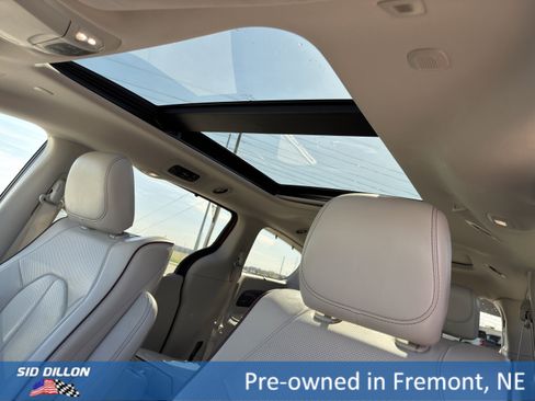 Used 2019 Chrysler Pacifica Limited w/ Tire & Wheel Group FWD image 15