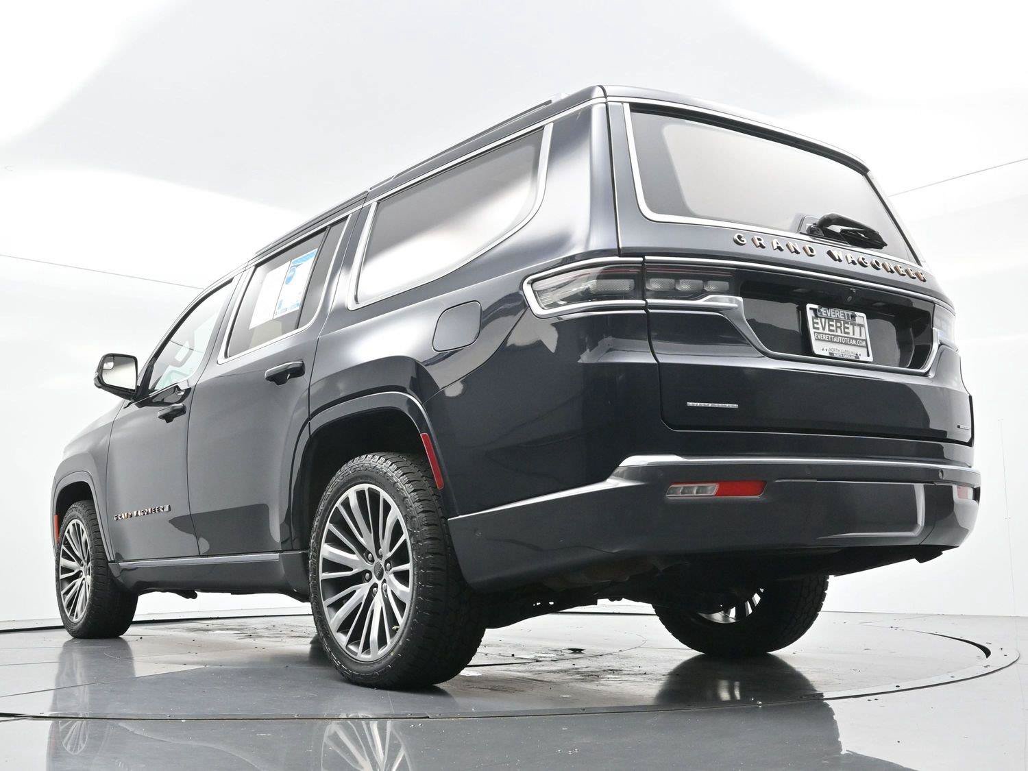 Used 2022 Jeep Grand Wagoneer Series III w/ HD Trailer Tow Package AWD/4WD image 58