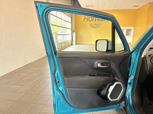 Used 2021 Jeep Renegade Latitude AWD/4WD image 8
