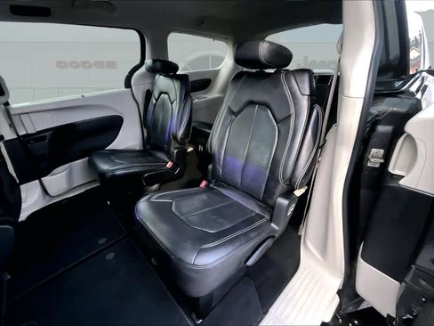 Used 2022 Chrysler Pacifica Touring-L image 13