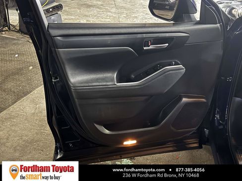 Used 2023 Toyota Highlander XLE AWD/4WD image 15