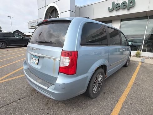 Used 2013 Chrysler Town & Country Touring-L w/ Entertainment Group #2 FWD image 5