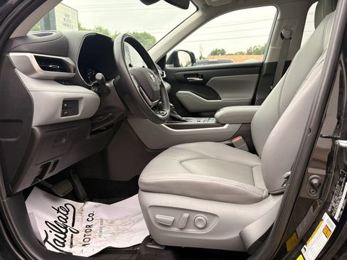 Used 2021 Toyota Highlander XLE AWD/4WD image 17