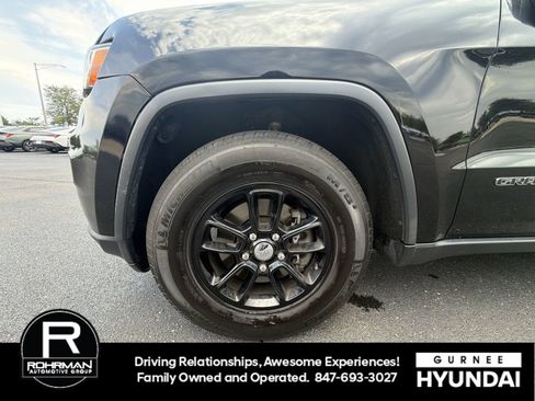 Used 2019 Jeep Grand Cherokee Laredo AWD/4WD image 11
