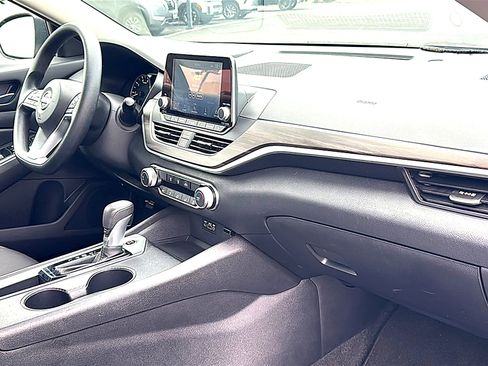Used 2025 Nissan Altima 2.5 SV FWD image 22