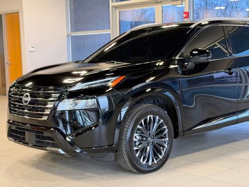 Used 2025 Nissan Rogue Platinum image 3