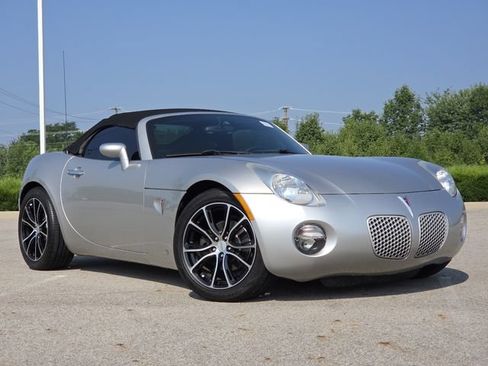 Used 2006 Pontiac Solstice Convertible w/ Premium Package RWD image 2