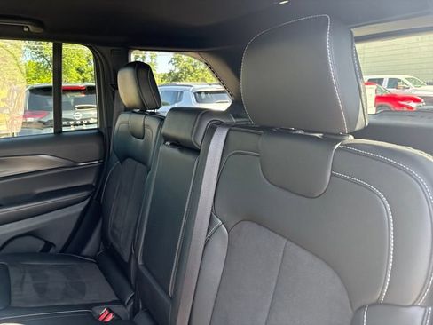 Used 2025 Jeep Grand Cherokee Altitude AWD/4WD image 20