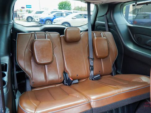 Used 2017 Chrysler Pacifica Limited image 23