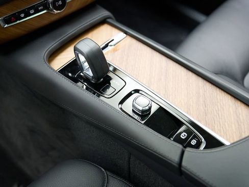 Certified 2024 Volvo XC90 B6 Plus w/ Protection Package Premier AWD/4WD image 17