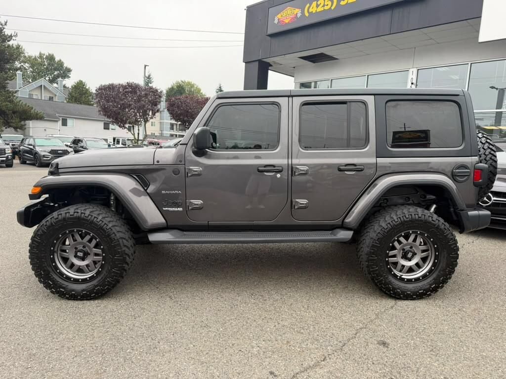 Used 2019 Jeep Wrangler Unlimited Sahara AWD/4WD image 3