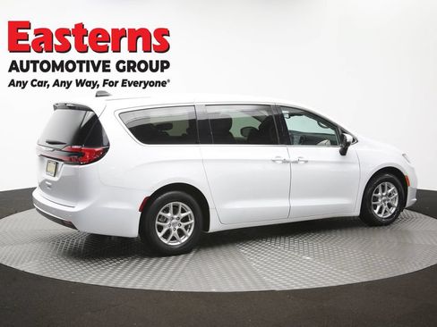 Used 2023 Chrysler Pacifica Touring-L FWD image 43