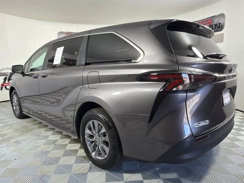 Used 2024 Toyota Sienna LE image 5