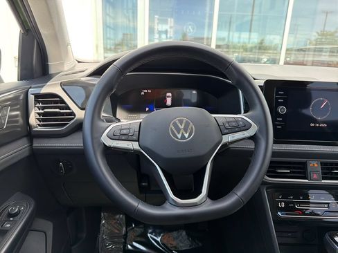 Certified 2025 Volkswagen Taos SE AWD/4WD image 17