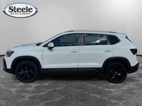 New 2026 Volkswagen Taos SE FWD image 2