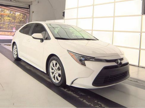 Used 2024 Toyota Corolla LE image 3